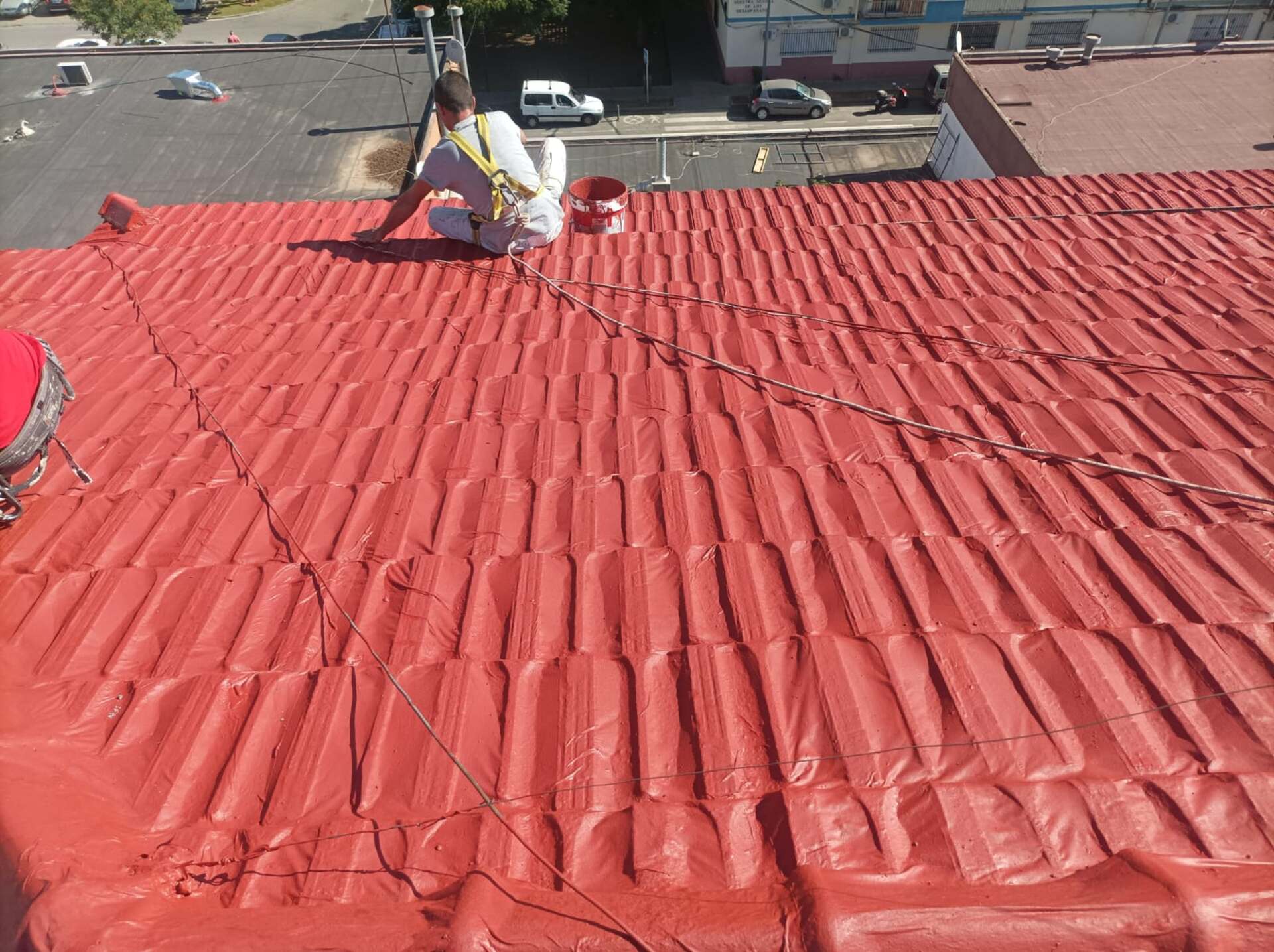Técnicos trabajando en un tejado